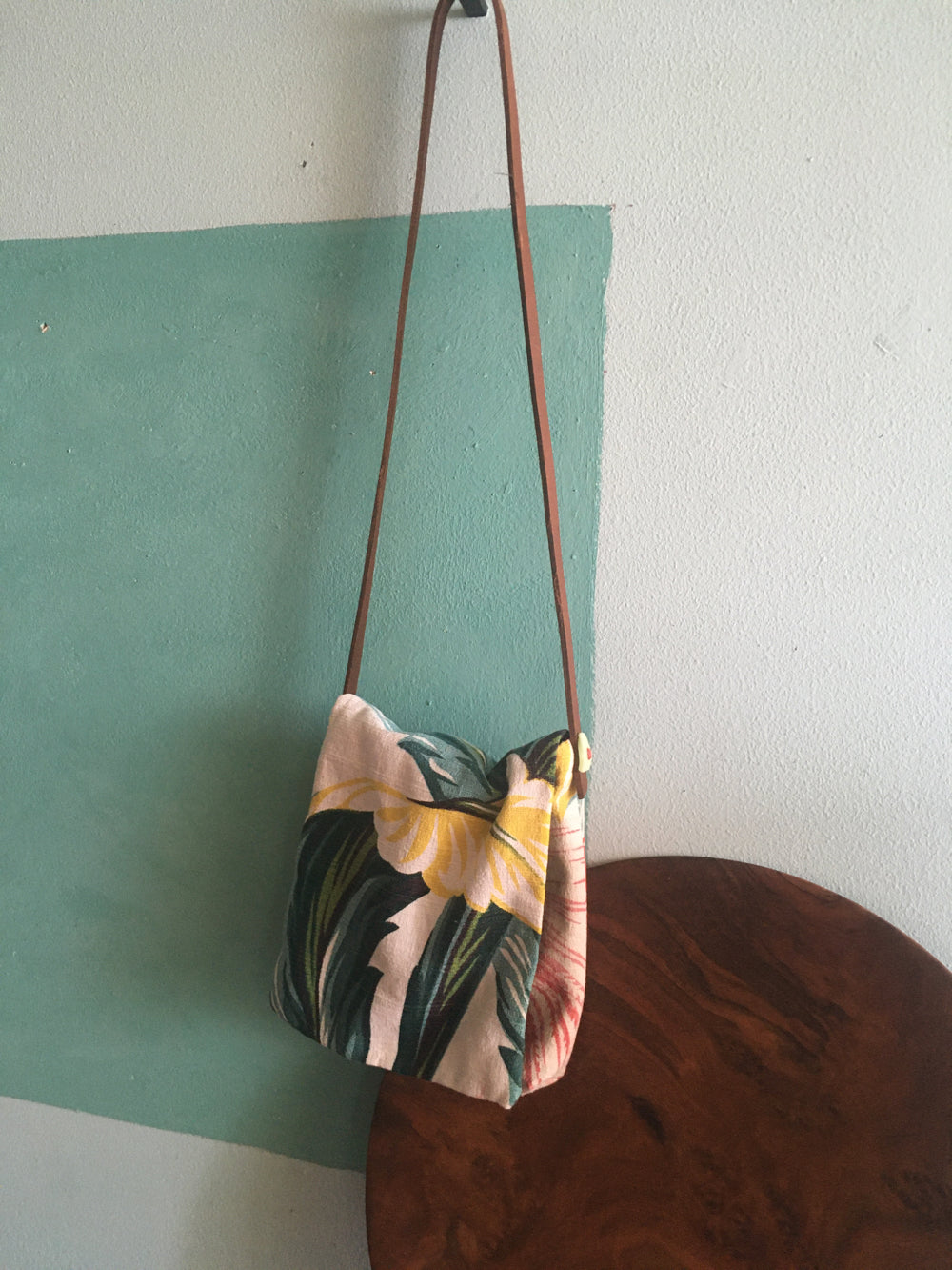 Bella's banana leaf shoulder bag