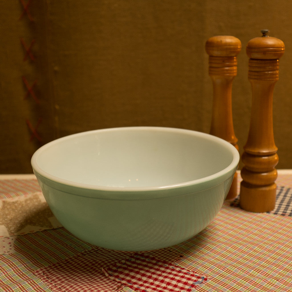  Vintage turquoise glass mixing bowl 